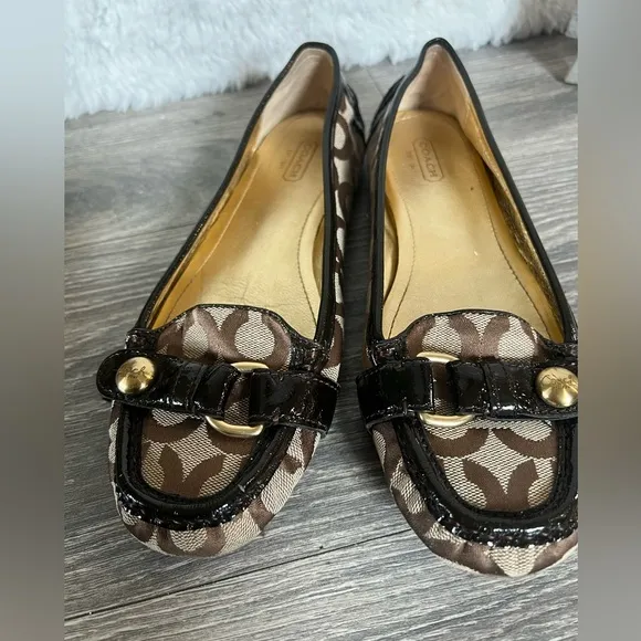 Coach Hellen 'C' logo driving buckle loafers in brown canvas/patent. Size 8.5