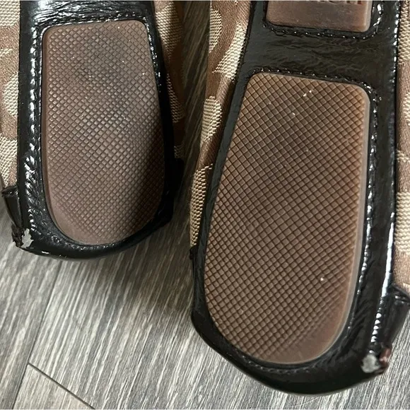 Coach Hellen 'C' logo driving buckle loafers in brown canvas/patent. Size 8.5