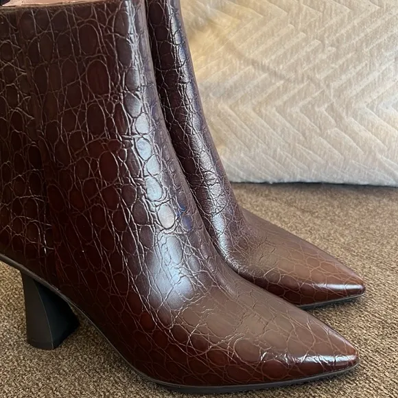 Cole Haan GA York Embossed Leather Side Zip Ankle Boots Size 8 NWOT