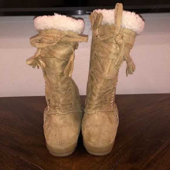 COPY - NWOT Mudd tan zip up, laced back, furry boots