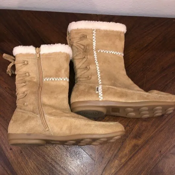 COPY - NWOT Mudd tan zip up, laced back, furry boots