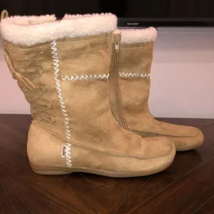 COPY - NWOT Mudd tan zip up, laced back, furry boots