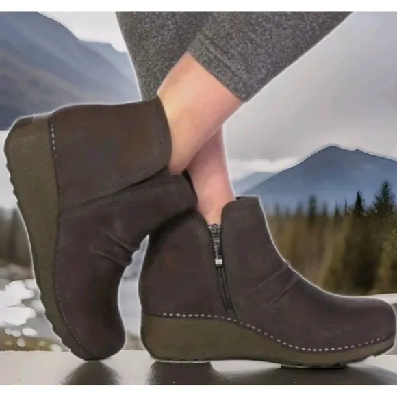 Dansko Women's Caley Milled Black Nubuck Chelsea Wedge Boots Size 8.5-9 EUR 39
