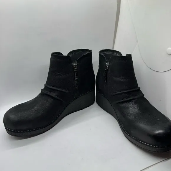 Dansko Women's Caley Milled Black Nubuck Chelsea Wedge Boots Size 8.5-9 EUR 39