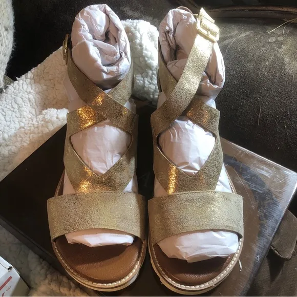 Diba True Qu Aint Gold Metallic Leather Sandals Size 13 Women NEW