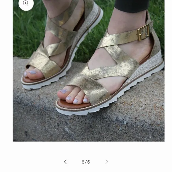 Diba True Qu Aint Gold Metallic Leather Sandals Size 13 Women NEW