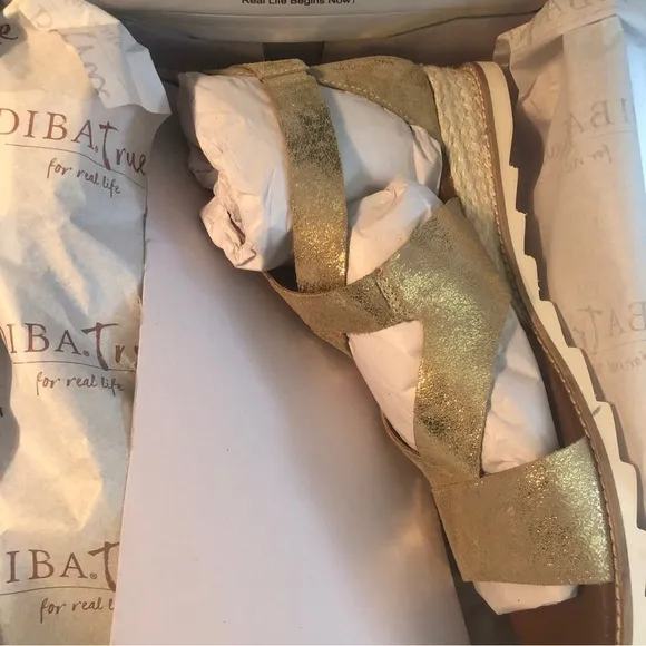 Diba True Qu Aint Gold Metallic Leather Sandals Size 13 Women NEW