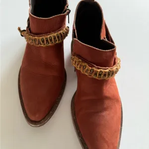 Diego di Luca Rust Colored Ankle Boots, 7, Rope Detail at Ankle, Like New