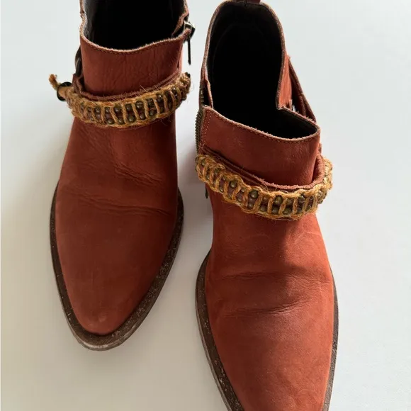 Diego di Luca Rust Colored Ankle Boots, 7, Rope Detail at Ankle, Like New