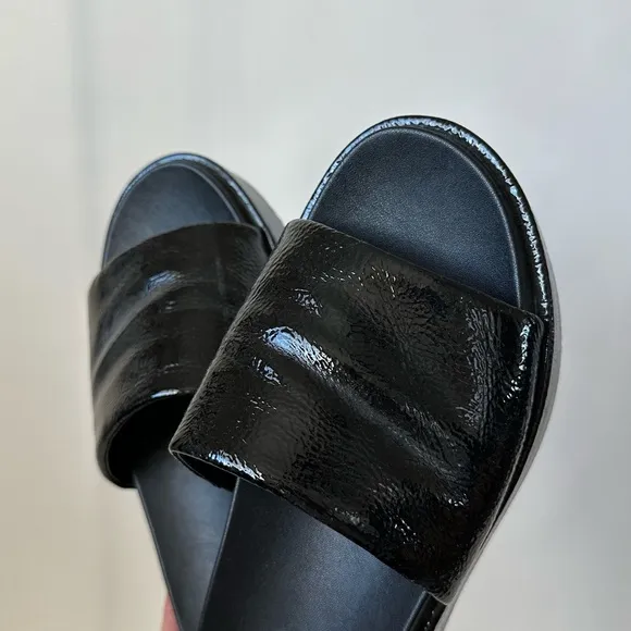 DKNY Black Patent Vegan Leather Platform Slide Sandals Style 'Ci' Size- 8.5