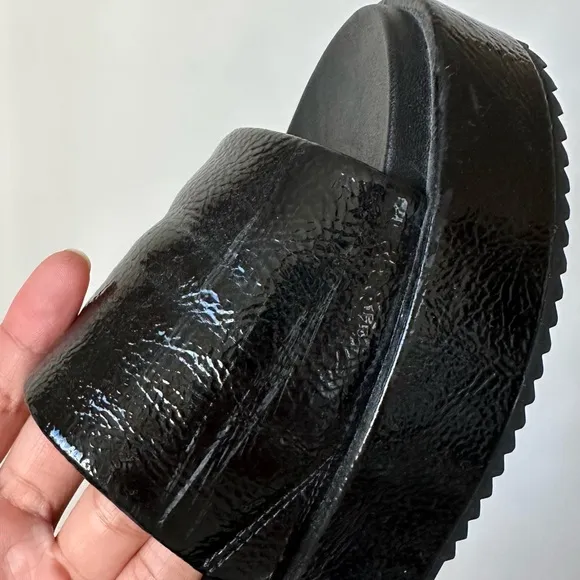 DKNY Black Patent Vegan Leather Platform Slide Sandals Style 'Ci' Size- 8.5