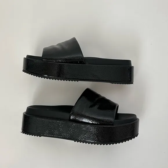 DKNY Black Patent Vegan Leather Platform Slide Sandals Style 'Ci' Size- 8.5