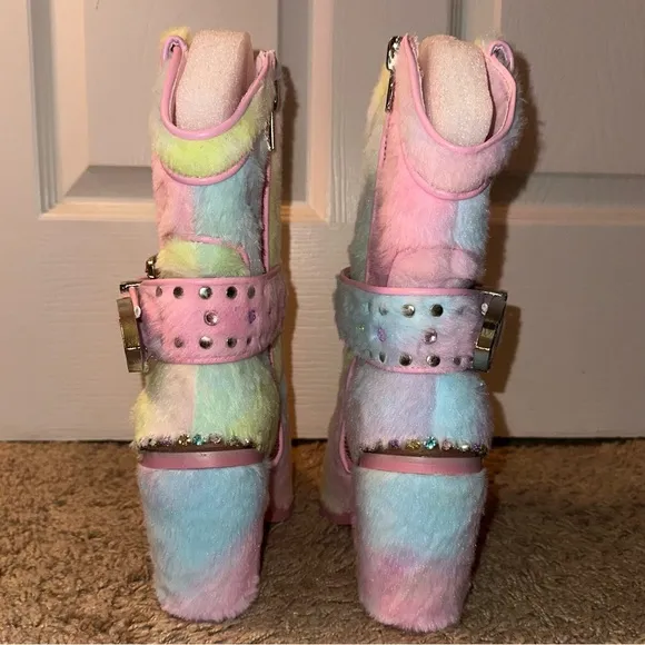 Dolls Kill Club Exx ‘SHARP SHERIFF SHINE’ Rainbow Candy Fur Boots NWOB 10
