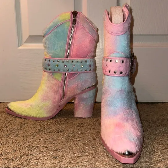 Dolls Kill Club Exx ‘SHARP SHERIFF SHINE’ Rainbow Candy Fur Boots NWOB 10