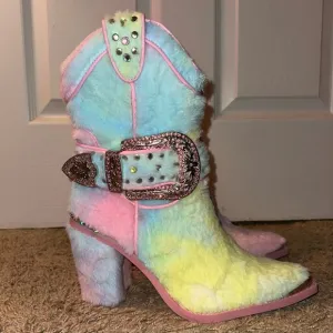 Dolls Kill Club Exx ‘SHARP SHERIFF SHINE’ Rainbow Candy Fur Boots NWOB 10