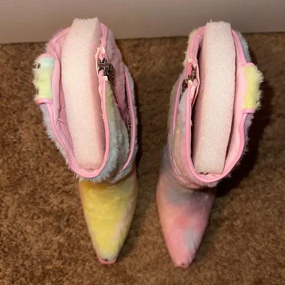Dolls Kill Club Exx ‘SHARP SHERIFF SHINE’ Rainbow Candy Fur Boots NWOB 10
