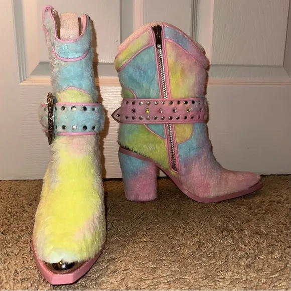 Dolls Kill Club Exx ‘SHARP SHERIFF SHINE’ Rainbow Candy Fur Boots NWOB 10
