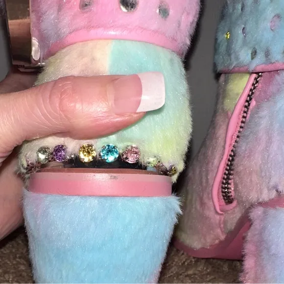Dolls Kill Club Exx ‘SHARP SHERIFF SHINE’ Rainbow Candy Fur Boots NWOB 10