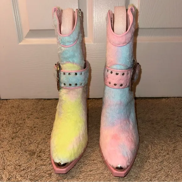 Dolls Kill Club Exx ‘SHARP SHERIFF SHINE’ Rainbow Candy Fur Boots NWOB 10