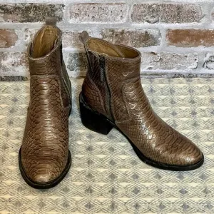 Donald Pilner gray/Brown Snake Skin Ankle Boots Western size 6‎