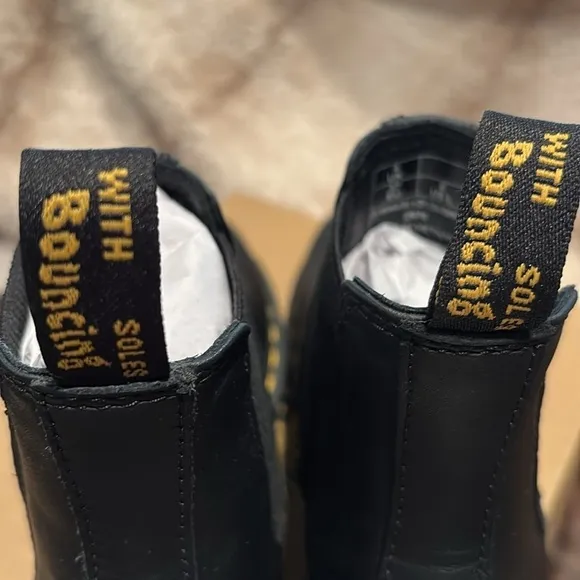 Dr. Martens 2976 Black Leather Chelsea Boots size 6