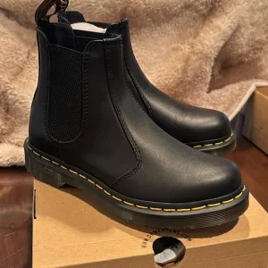 Dr. Martens 2976 Black Leather Chelsea Boots size 6