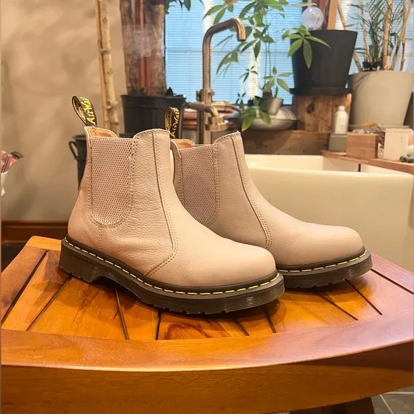 Dr. Marten’s 2976 Chelsea Boots in Vintage Taupe