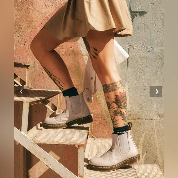 Dr. Marten’s 2976 Chelsea Boots in Vintage Taupe
