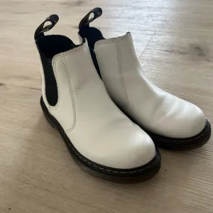 Dr Martens Girls US size 2 Chelsea Boots
