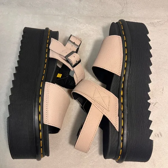 Dr. Martens Women's Voss Quad Leather Chunky Platform Sandal  Size 11