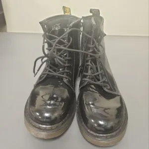 Dr Martens Youth Kids Black Delaney  Side Zip Boots Glossy Sz 3 DOC