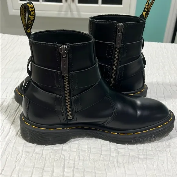 Dr.Martens Jaimes Leather Harness Chelsea Boot Black Leather Boots unisex