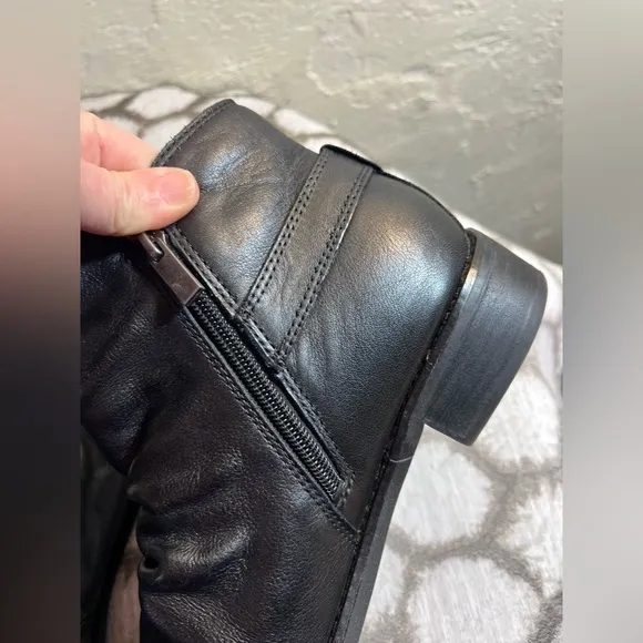 Earth Black Leather Ankle Boots, side zip, style:Etnaira 9.5 by Earth, excellent
