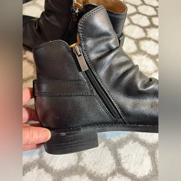 Earth Black Leather Ankle Boots, side zip, style:Etnaira 9.5 by Earth, excellent