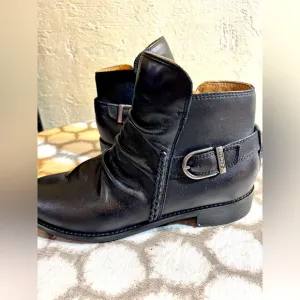 Earth Black Leather Ankle Boots, side zip, style:Etnaira 9.5 by Earth, excellent