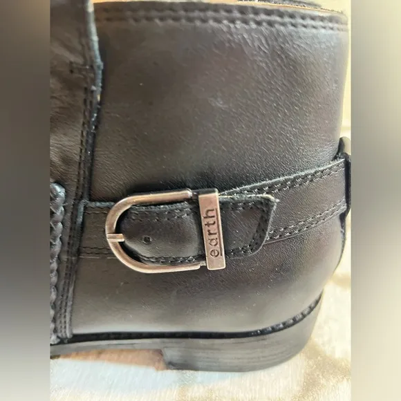 Earth Black Leather Ankle Boots, side zip, style:Etnaira 9.5 by Earth, excellent