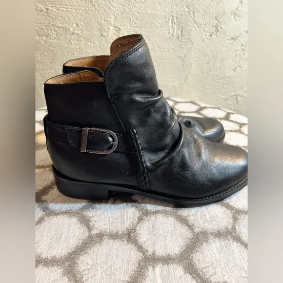 Earth Black Leather Ankle Boots, side zip, style:Etnaira 9.5 by Earth, excellent
