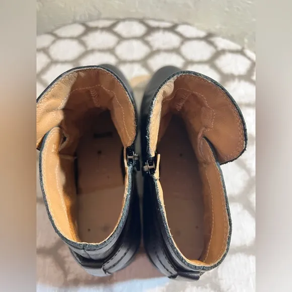 Earth Black Leather Ankle Boots, side zip, style:Etnaira 9.5 by Earth, excellent