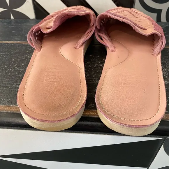 ESPIRITU hauracha slides!!( peony is the color) barely worn- like NEW!! See pic: