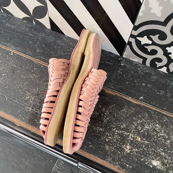 ESPIRITU hauracha slides!!( peony is the color) barely worn- like NEW!! See pic: