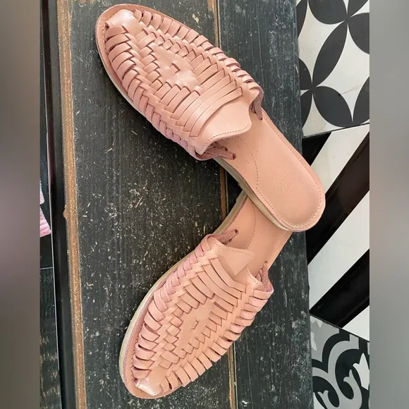 ESPIRITU hauracha slides!!( peony is the color) barely worn- like NEW!! See pic: