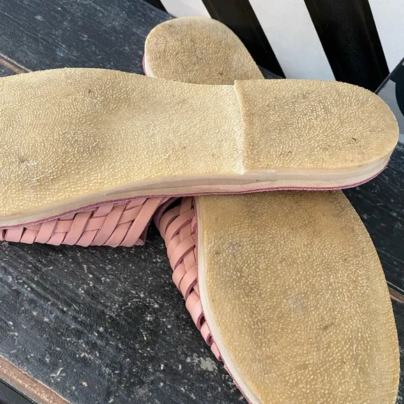 ESPIRITU hauracha slides!!( peony is the color) barely worn- like NEW!! See pic: