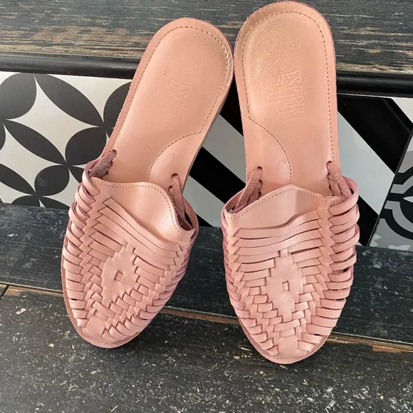 ESPIRITU hauracha slides!!( peony is the color) barely worn- like NEW!! See pic: