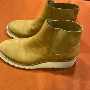EUC Eileen Fisher ankle boots size 9