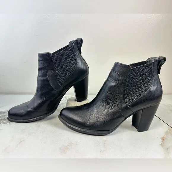 EUC UGG Cobie II Black Leather Chelsea Ankle Boots Booties, Sz 9.5