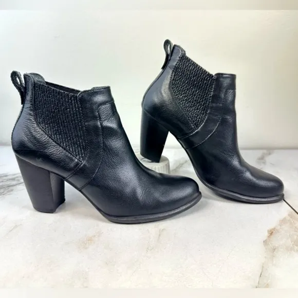 EUC UGG Cobie II Black Leather Chelsea Ankle Boots Booties, Sz 9.5