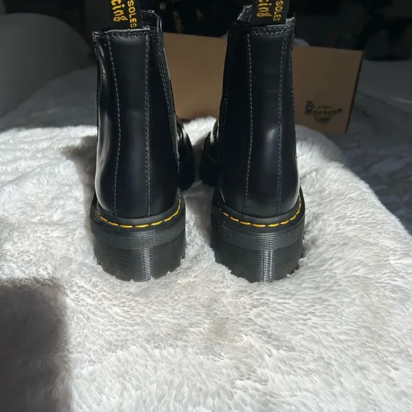 Excellent Condition Women’s Chelsea Boots by Doc Marten New without tags