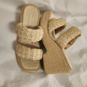 Farm Rio Women's Crochet Puffy Platform Sandals in Natural Size 10