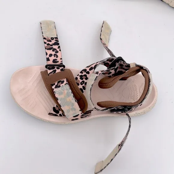 Flower Mountain women’s Nazca pink brown Leopard Print chunky open toe Sandals 7