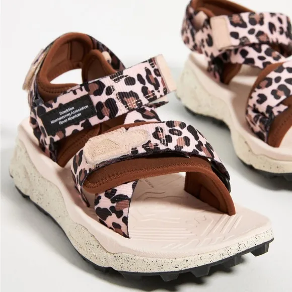 Flower Mountain women’s Nazca pink brown Leopard Print chunky open toe Sandals 7